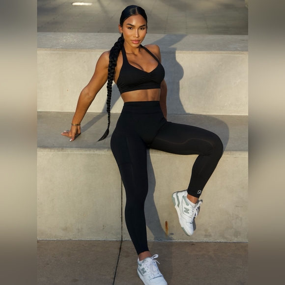 ❌SOLD❌ Bombshell SET V Back Leggings & Sports Bra Large - Picture 3 of 5